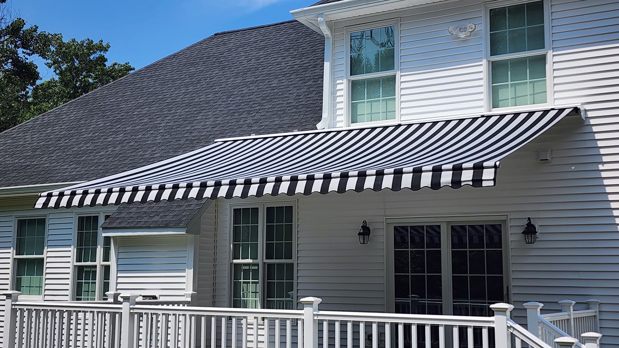 Legend — lateral-arm retractable awning